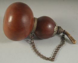 AN EARLY 20TH CENTURY CHINESE DOUBLE GOURD SNUFF BOTTLE, 10cm high.