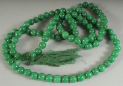 A CHINESE APPLE GREEN JADE-LIKE BEAD NECKLACE.