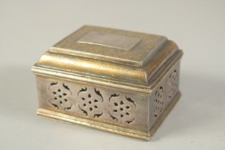 A FINE 18TH CENTURY MUGHAL INDIAN PARCEL GILT SILVER ENGRAVED AND OPENWORKED PANDAN BOX, weight