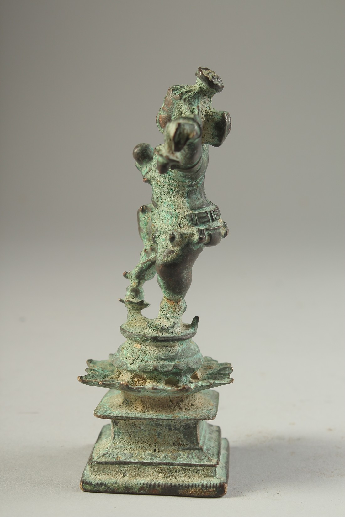 A FINE 16TH-17TH CENTURY SOUTH INDIAN BRONZE FIGURE OF BABY KRISHNA, stand on a lotus form base, - Image 4 of 4