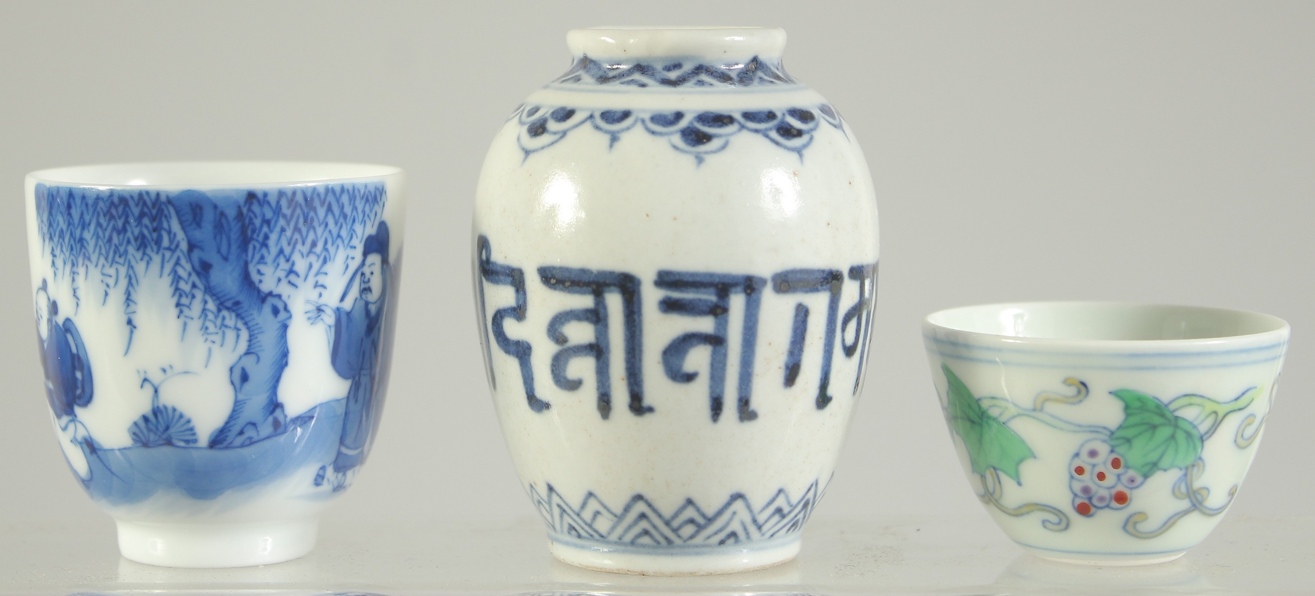 THREE SMALL PIECES OF CHINESE PORCELAIN, (3). - Image 3 of 3
