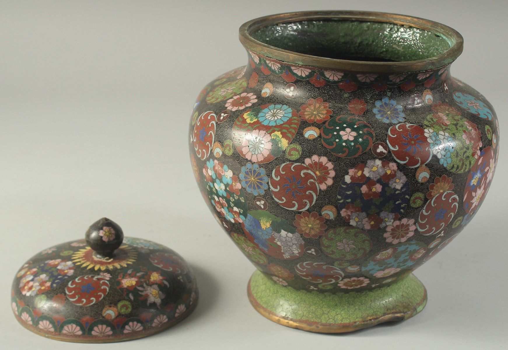 A LARGE JAPANESE BLACK GROUND CLOISONNE JAR AND COVER, with decorative floral roundels, 27cm high. - Image 5 of 7