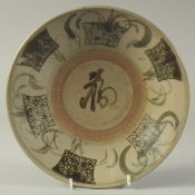 A CHINESE MING SWATOW PORCELAIN SERVING DISH, with central character, 26cm diameter.