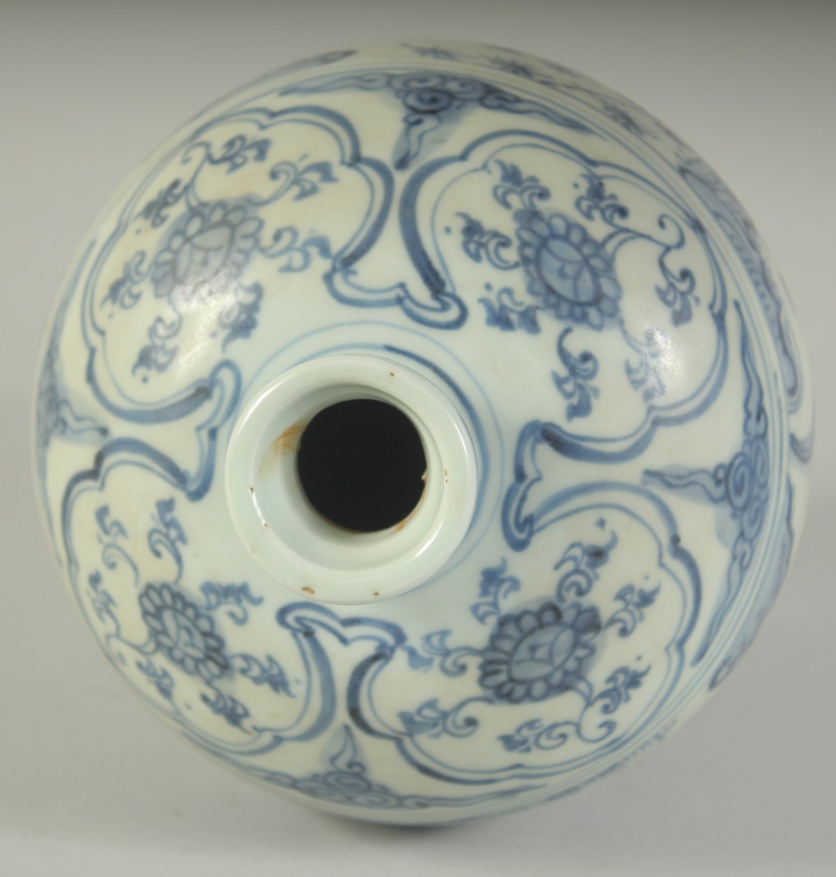 A CHINESE BLUE AND WHITE PORCELAIN MEIPING VASE, painted with figures, 25cm high. - Image 5 of 6