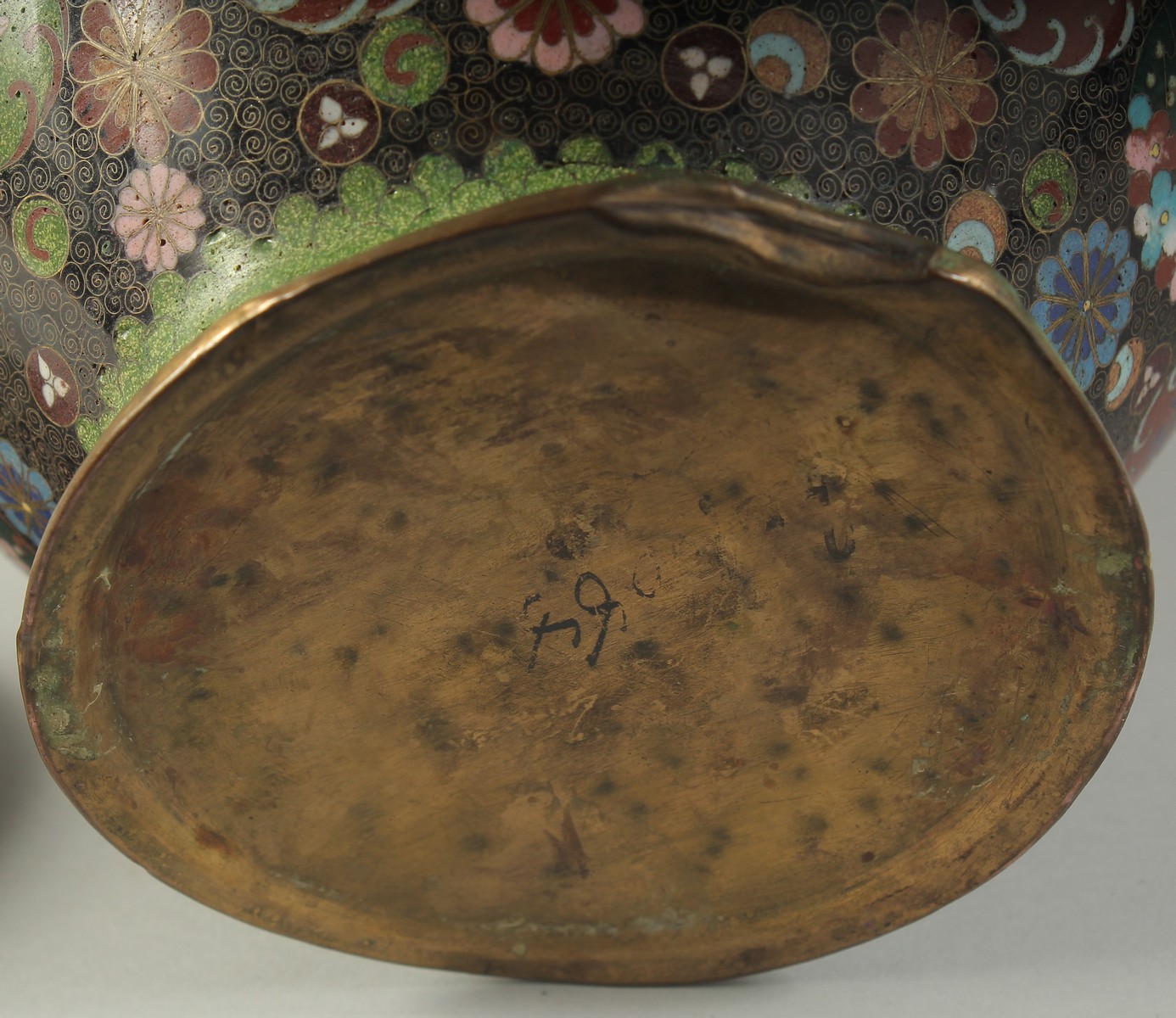 A LARGE JAPANESE BLACK GROUND CLOISONNE JAR AND COVER, with decorative floral roundels, 27cm high. - Image 7 of 7