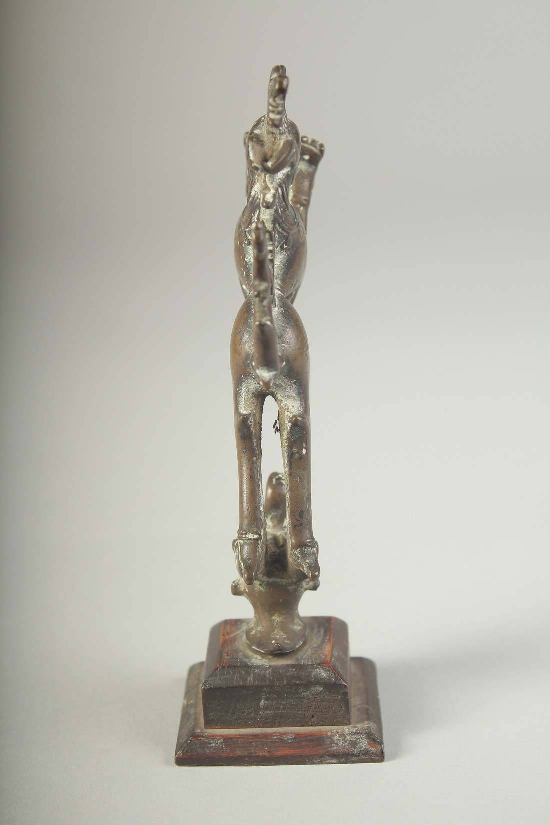 17TH-18TH CENTURY SOUTH INDIAN BRONZE FIGURE OF YALI, mounted to a wooden base, 14cm high. - Image 4 of 5