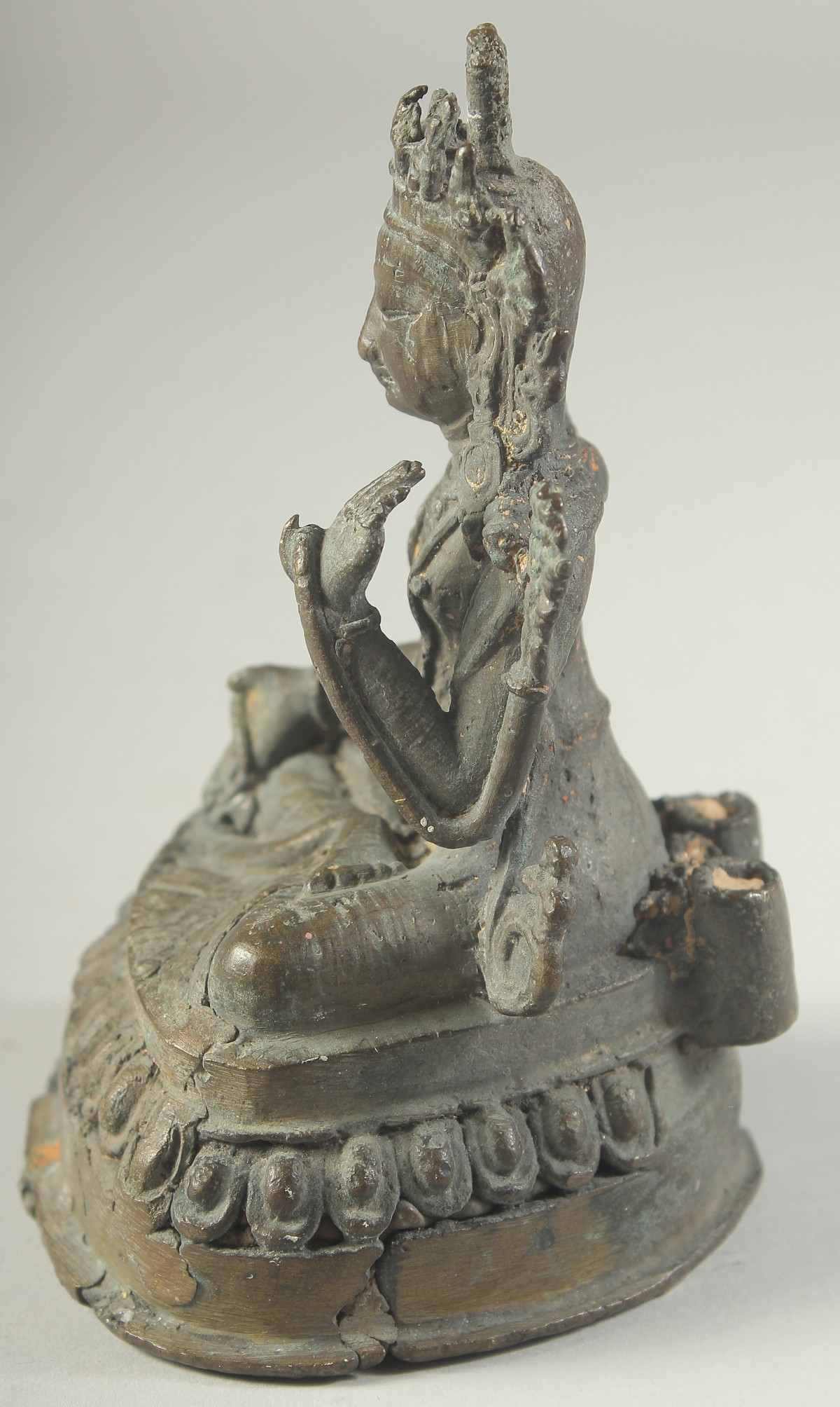 A SMALL BRONZE FIGURE OF A SEATED DEITY, 13cm high. - Image 4 of 5