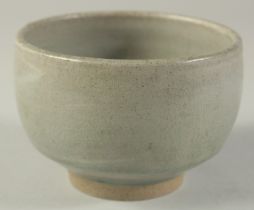 A CHINESE CELDAON GLAZE PORCELAIN DEEP BOWL, in the manner of Fujian Kilns, 12cm diameter.