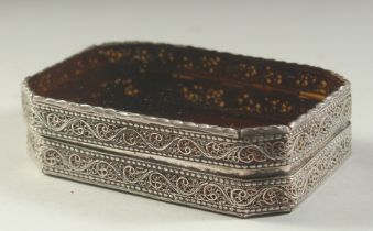 A FINE 18TH CENTURY INDO PORTEGUESE AMBER GLASS MOUNTED FILIGREE SILVER BOX, 10cm x 7cm x 2.5cm.