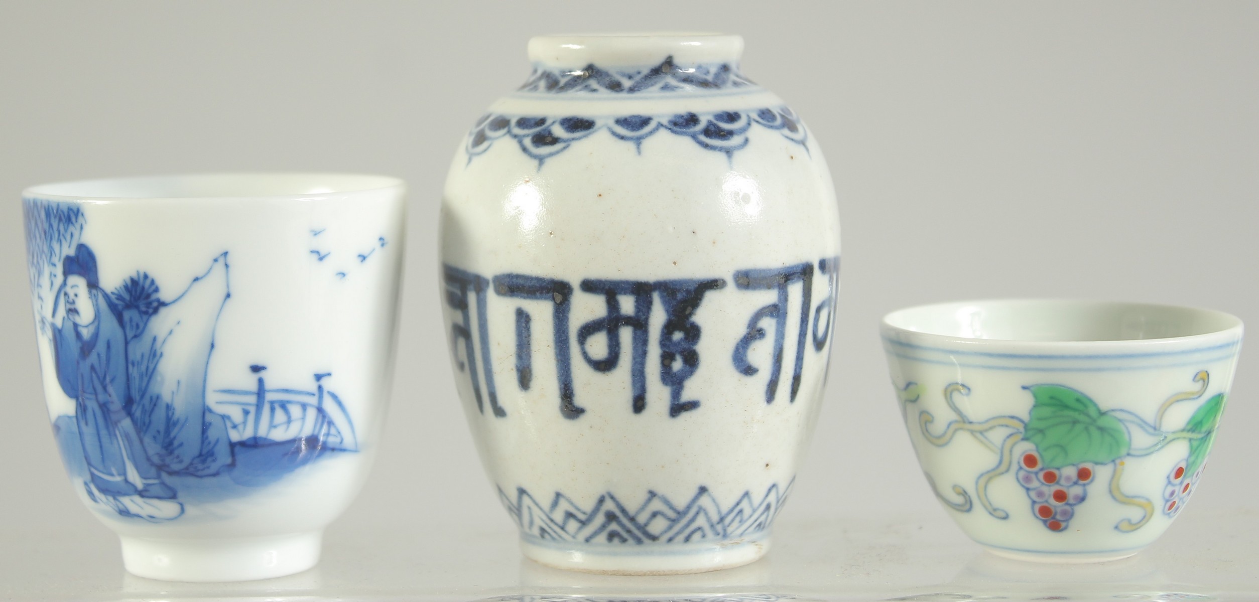 THREE SMALL PIECES OF CHINESE PORCELAIN, (3). - Image 2 of 3