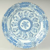 A CHINESE KANGXI PERIOD BLUE AND WHITE PORCELAIN CHARGER, with central flowering lotus medallion