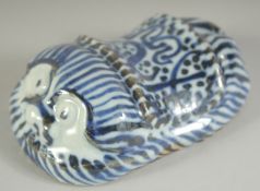 A CHINESE BLUE AND WHITE PORCELAIN FOO DOG PAPERWEIGHT, 10.5cm long.