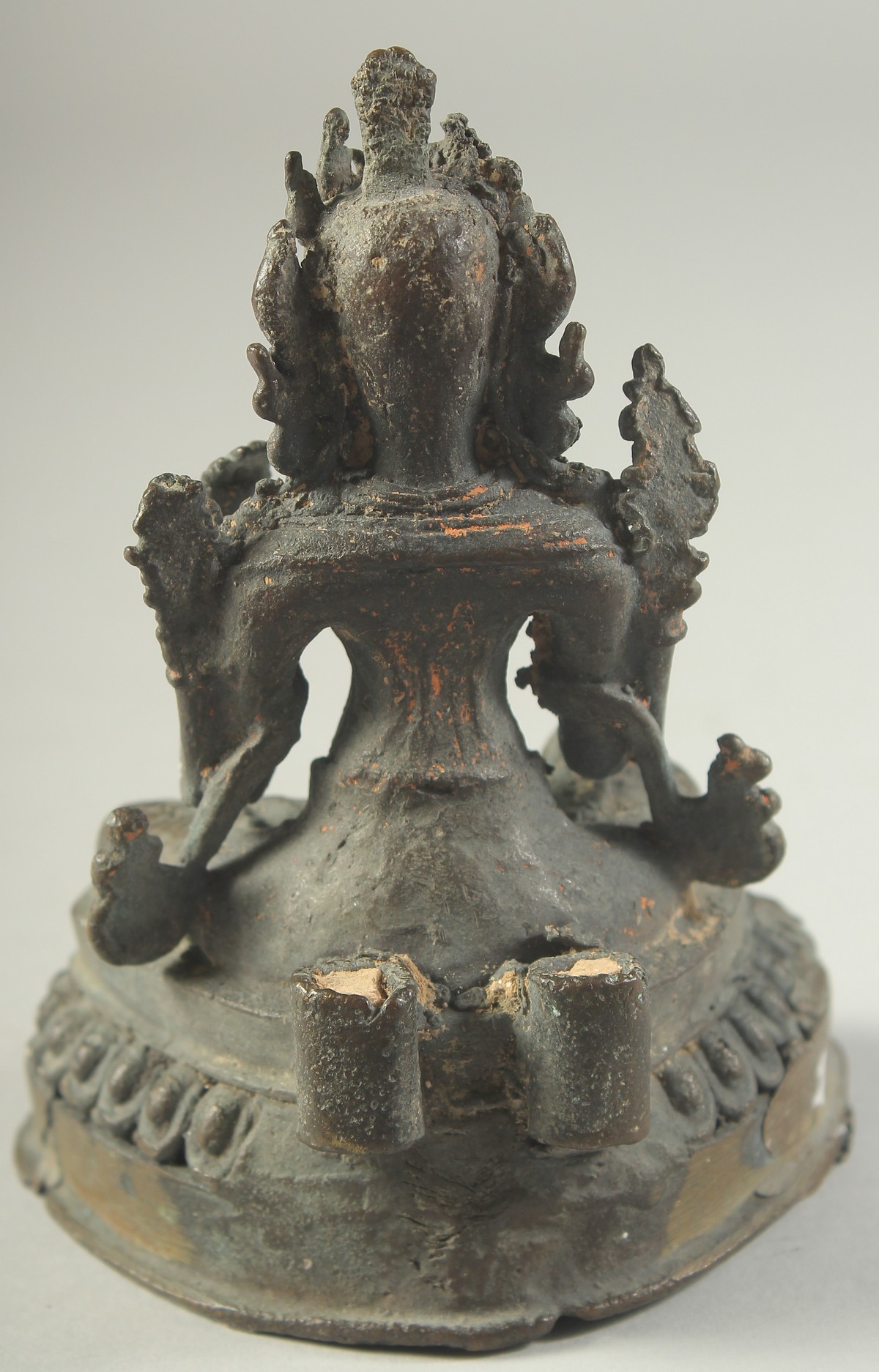 A SMALL BRONZE FIGURE OF A SEATED DEITY, 13cm high. - Image 3 of 5