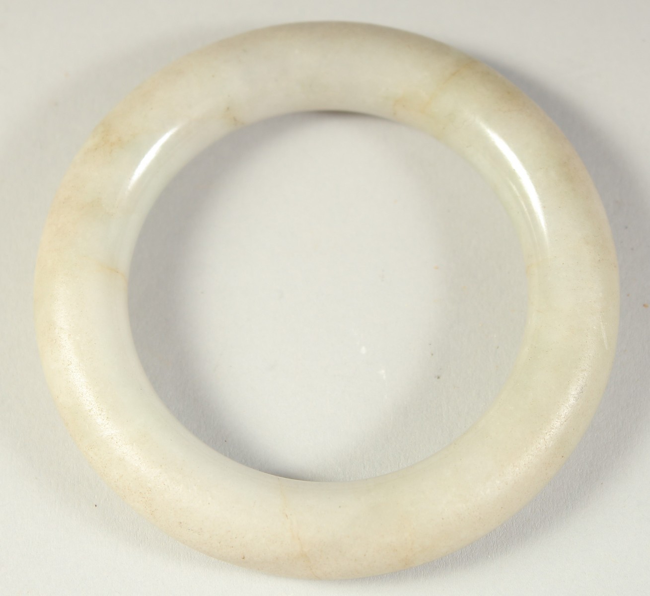 A FINE EARLY CHINESE JADE BANGLE. - Image 2 of 2