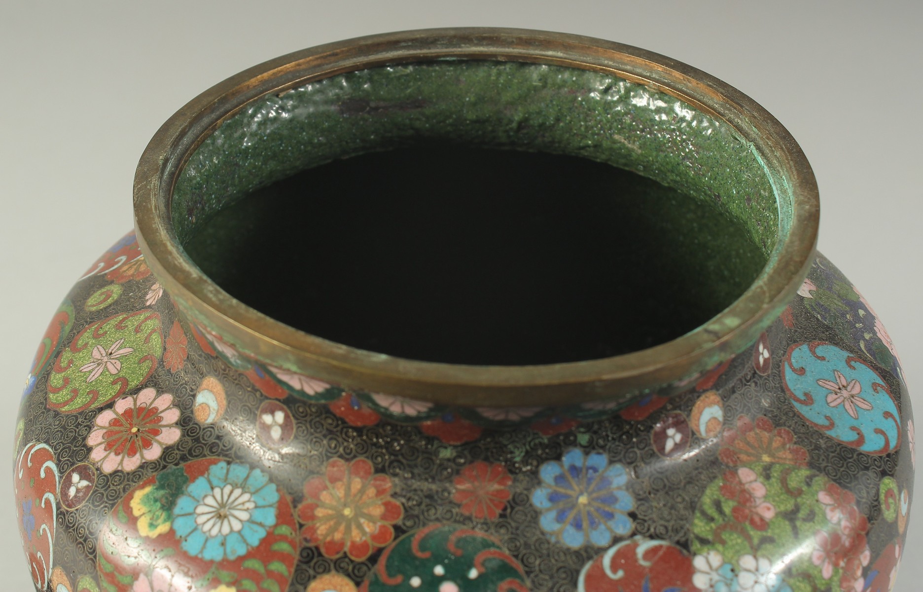 A LARGE JAPANESE BLACK GROUND CLOISONNE JAR AND COVER, with decorative floral roundels, 27cm high. - Image 6 of 7