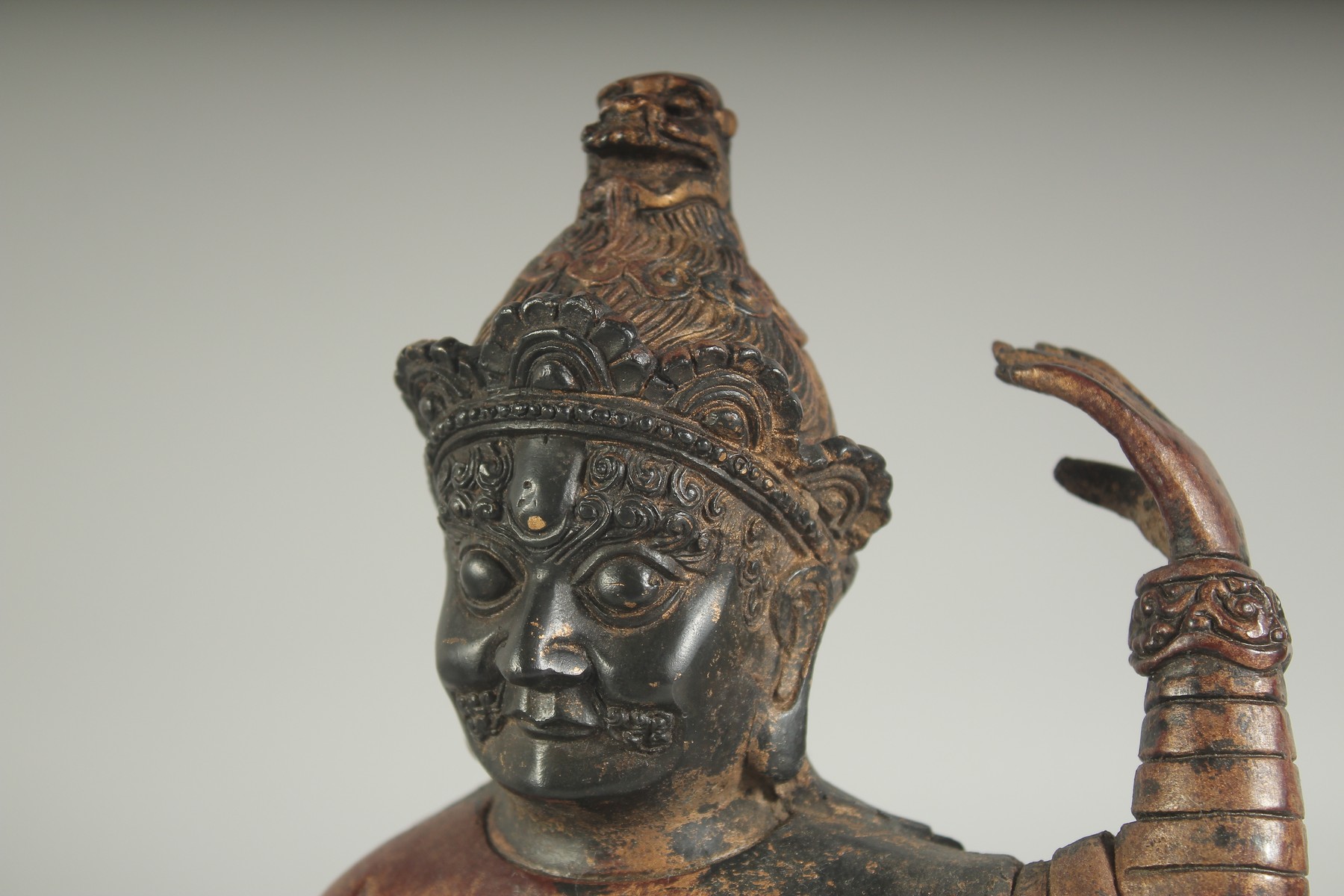 A CHINESE BRONZE KNEELING FIGURE, in ceremonial attire, the reverse with character mark, 24cm high. - Image 6 of 7