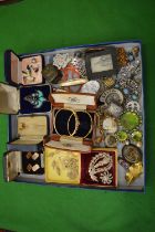 A good collection of costume and other jewellery.