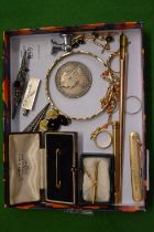 A 9ct gold mounted pen knife, 22ct gold wedding band, gold brooches and other items.