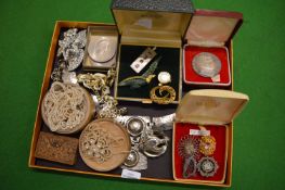 A good collection of costume and other jewellery.