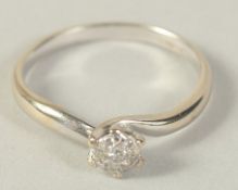 AN 18CT GOLD DIAMOND CLUSTER RING