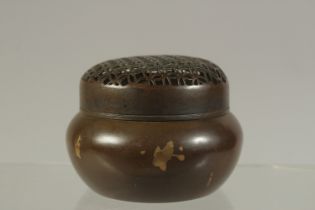 A CHINESE CIRCULAR GOLD SPLASH CENSER AND COVER. 7cms diameter.