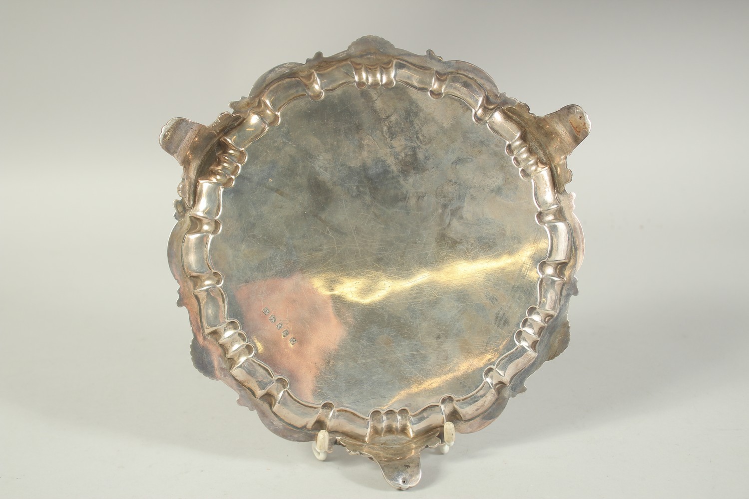 A VICTORIAN SILVER PIE CRUST SALVER with shell border on three curving feet, 8.75ins diameter. - Image 5 of 6