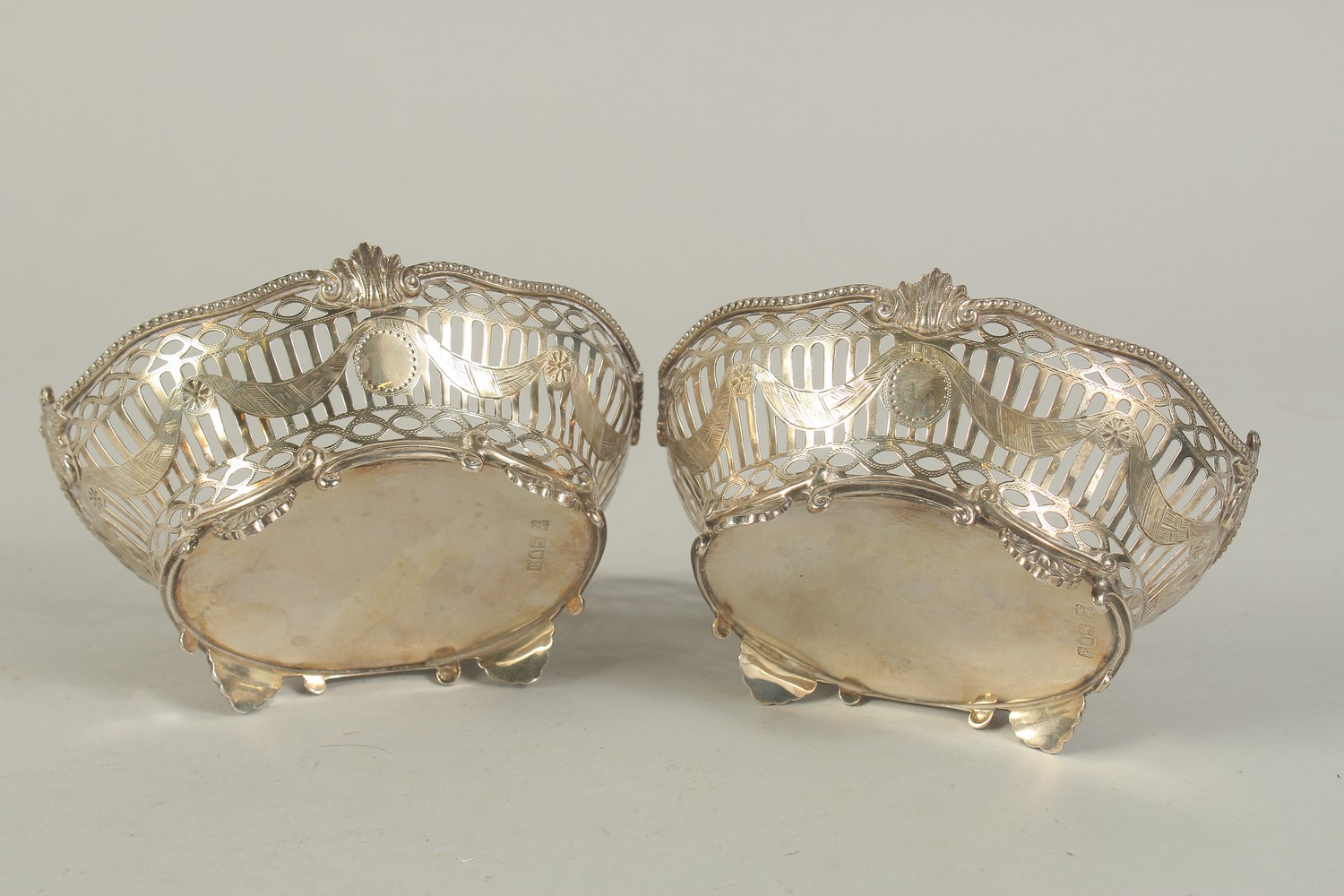 A PAIR OF VICTORIAN SILVER PIERCED OVAL BASKETS with bead edge on four shell feet. 6ins long. London - Image 4 of 6