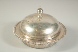 A GOLDSMITH & SILVERSMITH Co. CIRCULAR SILVER BUTTER DISH AND COVER. 5ins high. London 1925.