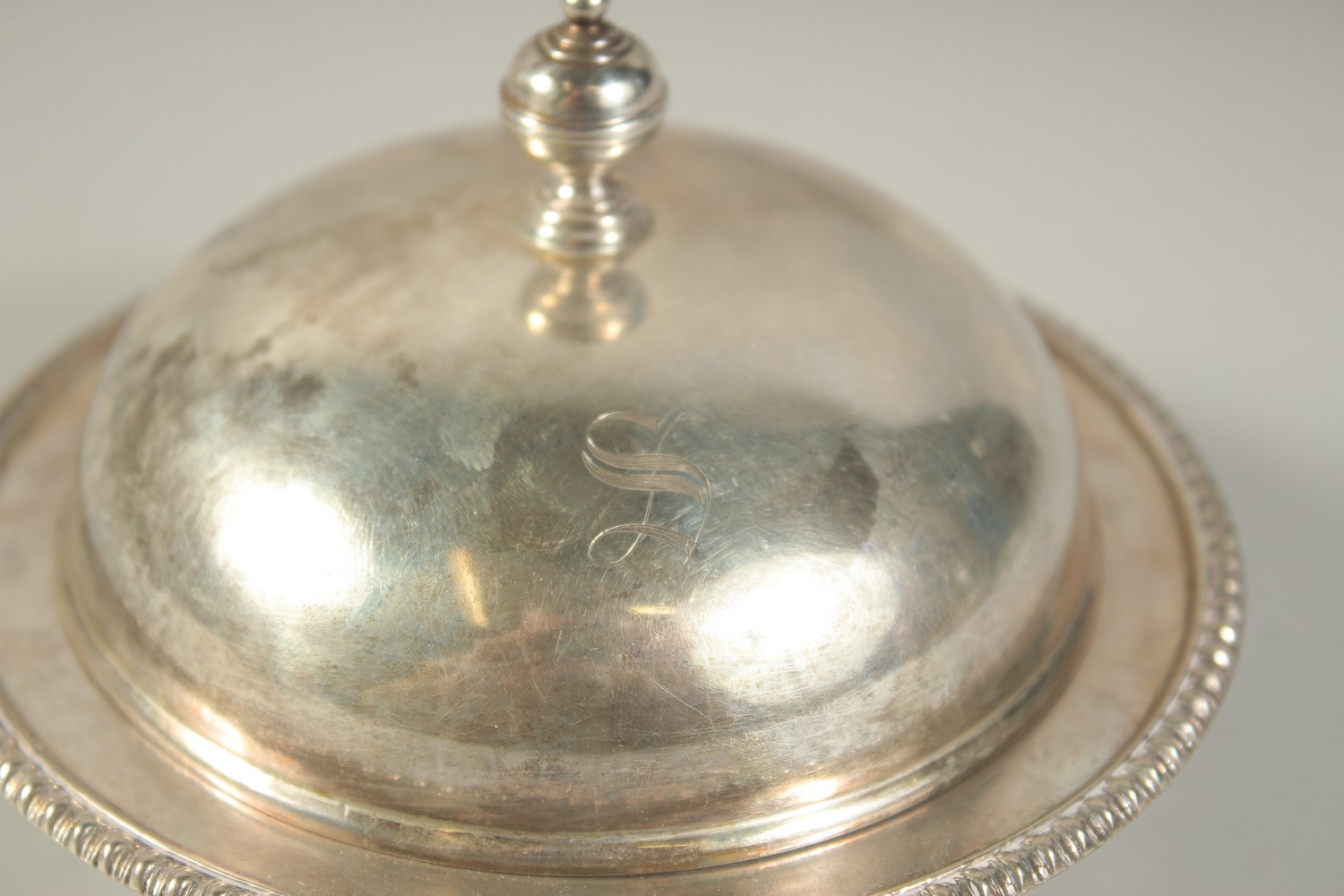 A GOLDSMITH & SILVERSMITH Co. CIRCULAR SILVER BUTTER DISH AND COVER. 5ins high. London 1925. - Image 4 of 6