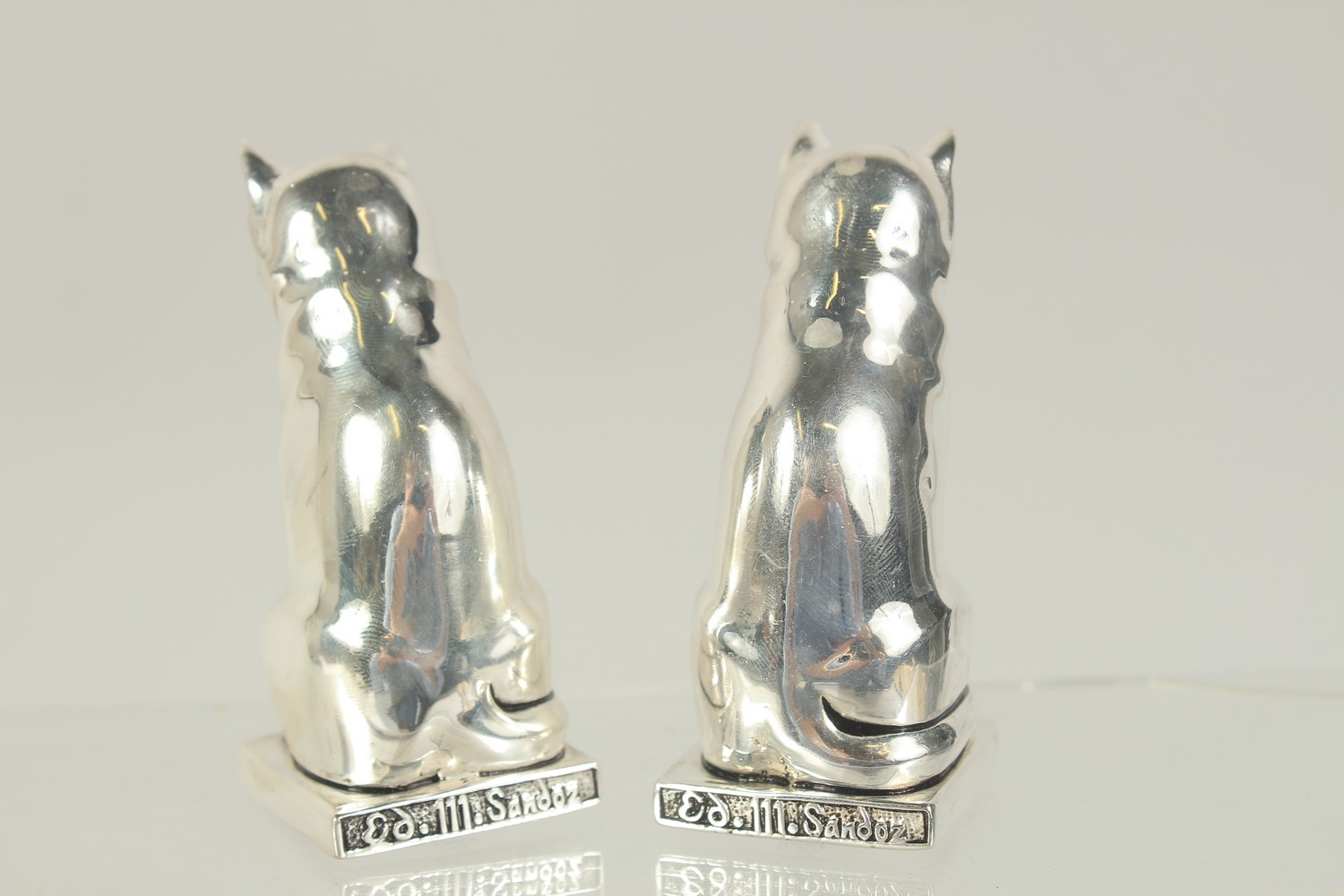 A PAIR OF SILVER PLATED DECO STYLE CAT SALT AND PEPPERS. 3ins - Image 2 of 3