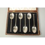 A SET OF SIX SILVER TEA SPOONS in a fitted case. Sheffield 1923.