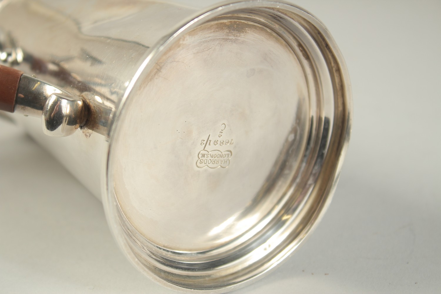 A GOOD PAIR OF GEORGIAN DESIGN TAPERING COFFEE POTS with wooden handles. Birmingham, 1928. Weight: - Image 4 of 4