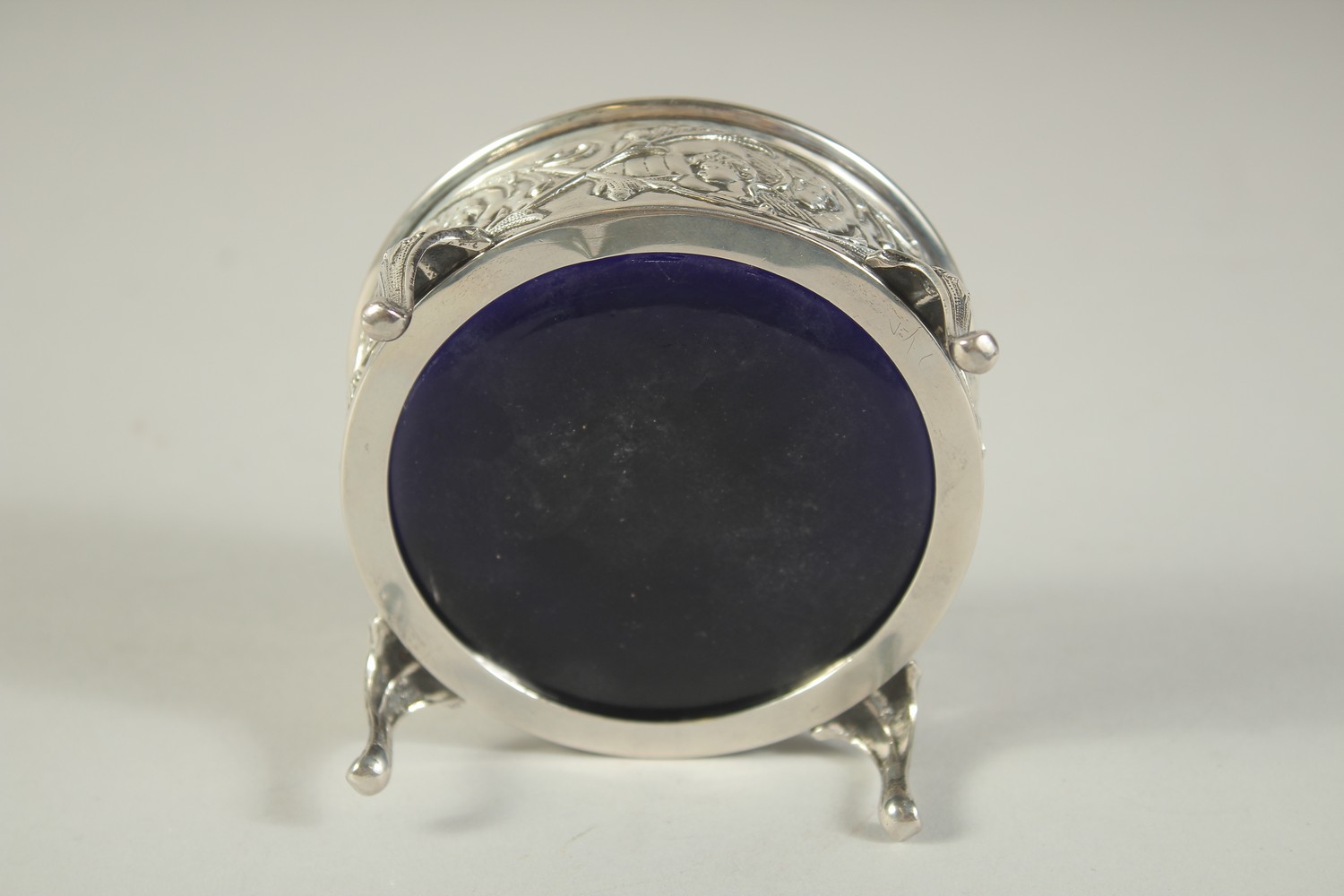 A GOOD LARGE SILVER CIRCULAR SALT with sapphire blue liner repousse side with cupids, supported on - Bild 6 aus 6