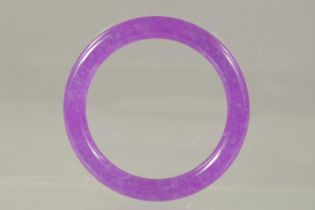 A LAVENDER BANGLE. 7.5cms.