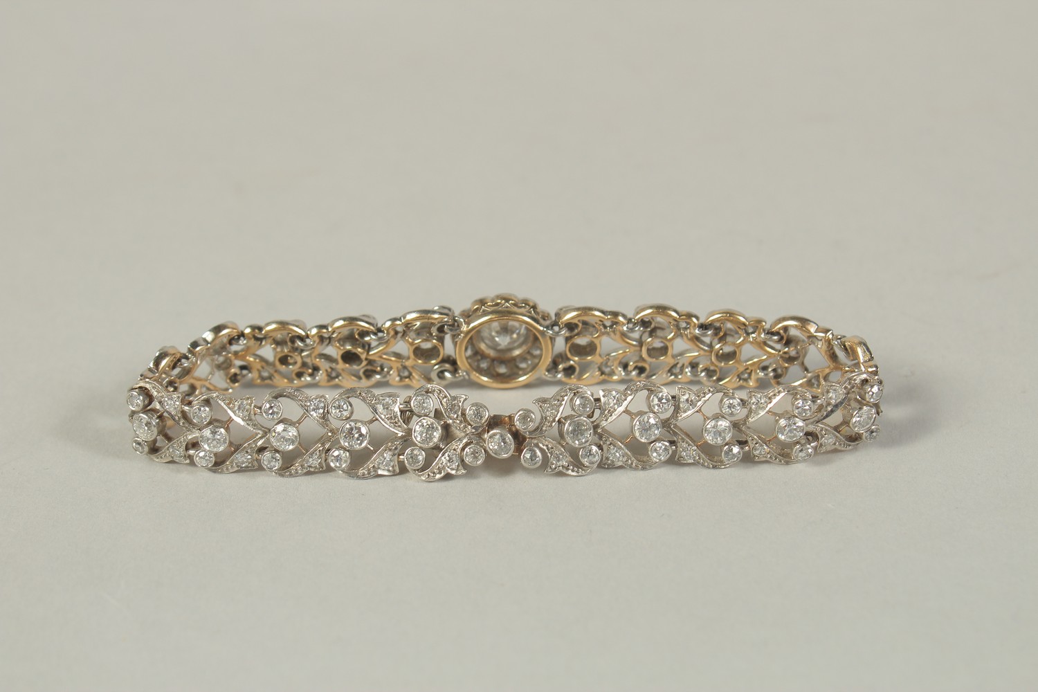 A SUPERB DIAMOND BRACELET set with approx. 7carats of diamonds, with a central stone as a cluster, - Image 2 of 5