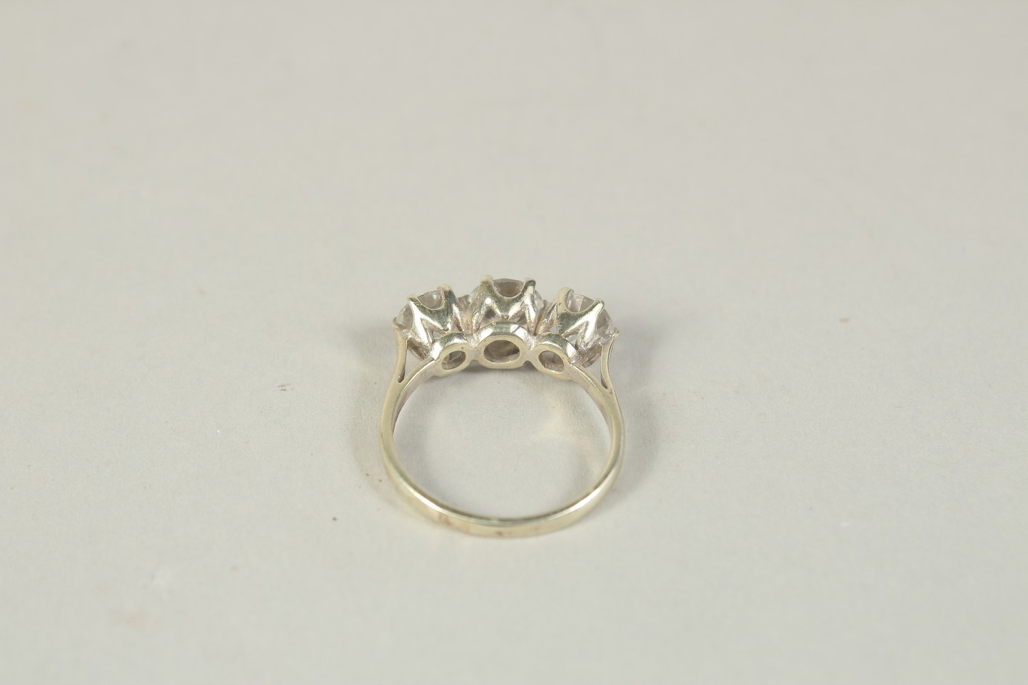 A 9CT WHITE GOLD CUBIC ZIRCONIA THREE STONE RING - Image 2 of 3