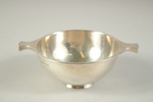 A WALKER AND HALL SILVER CIRCULAR QUAICH. 4ins diameter. Sheffield 1929. Weight: 4ozs.