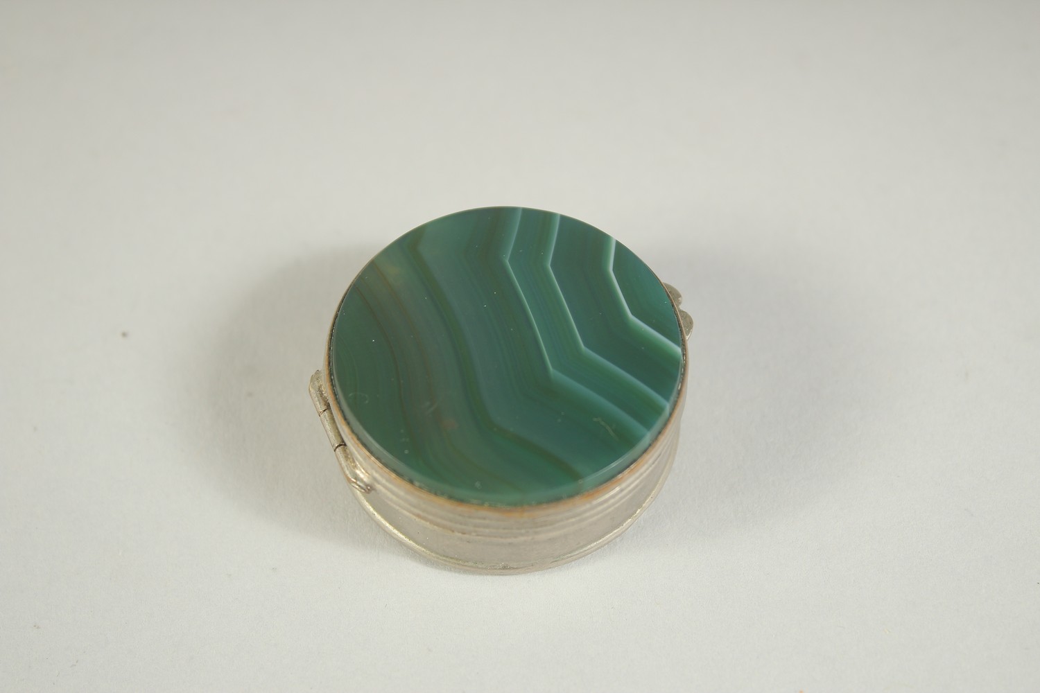 A CIRCULAR AGATE PILL BOX , lacquer oval brooch and a jade bracelet. (3). - Image 4 of 5