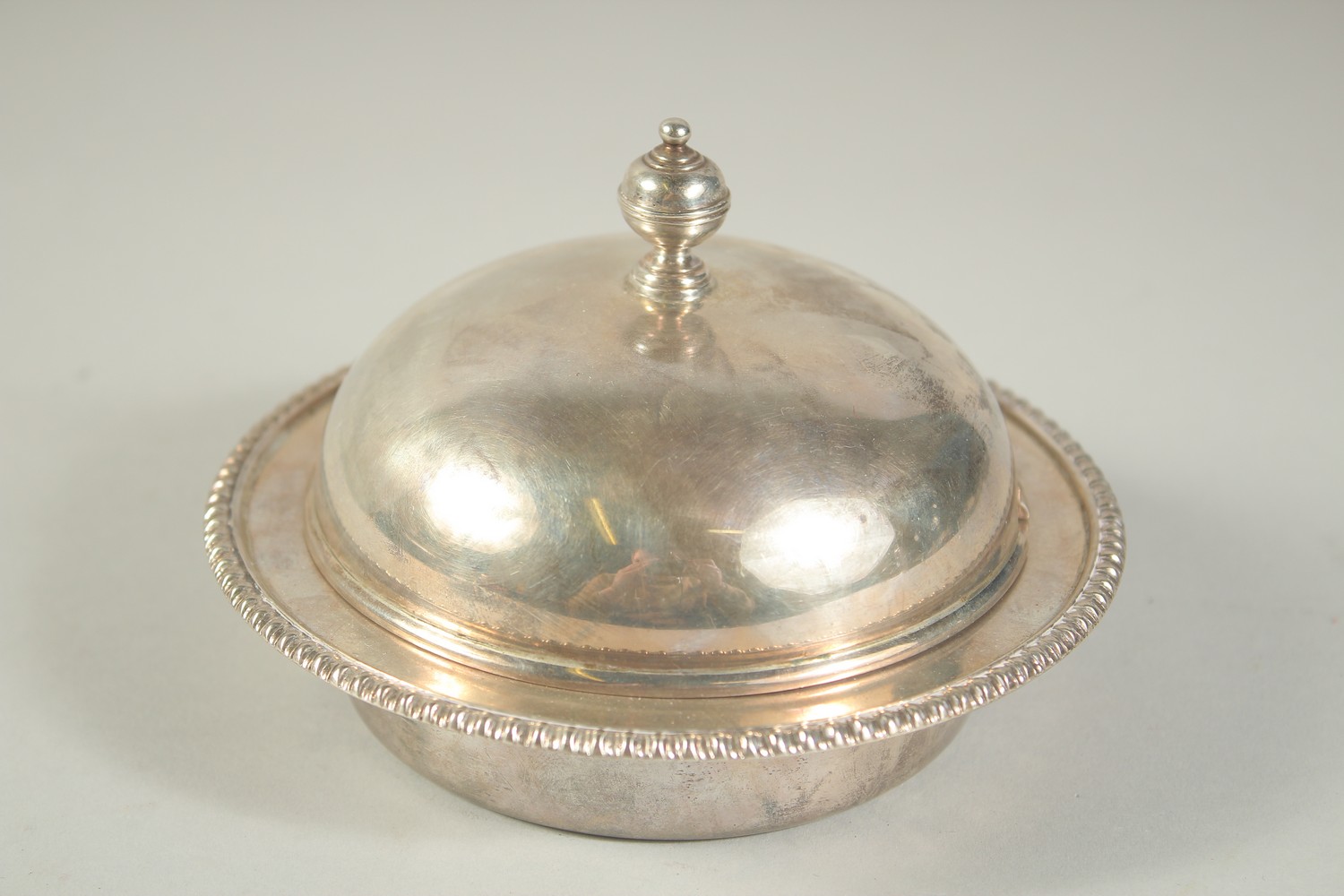 A GOLDSMITH & SILVERSMITH Co. CIRCULAR SILVER BUTTER DISH AND COVER. 5ins high. London 1925. - Image 2 of 6