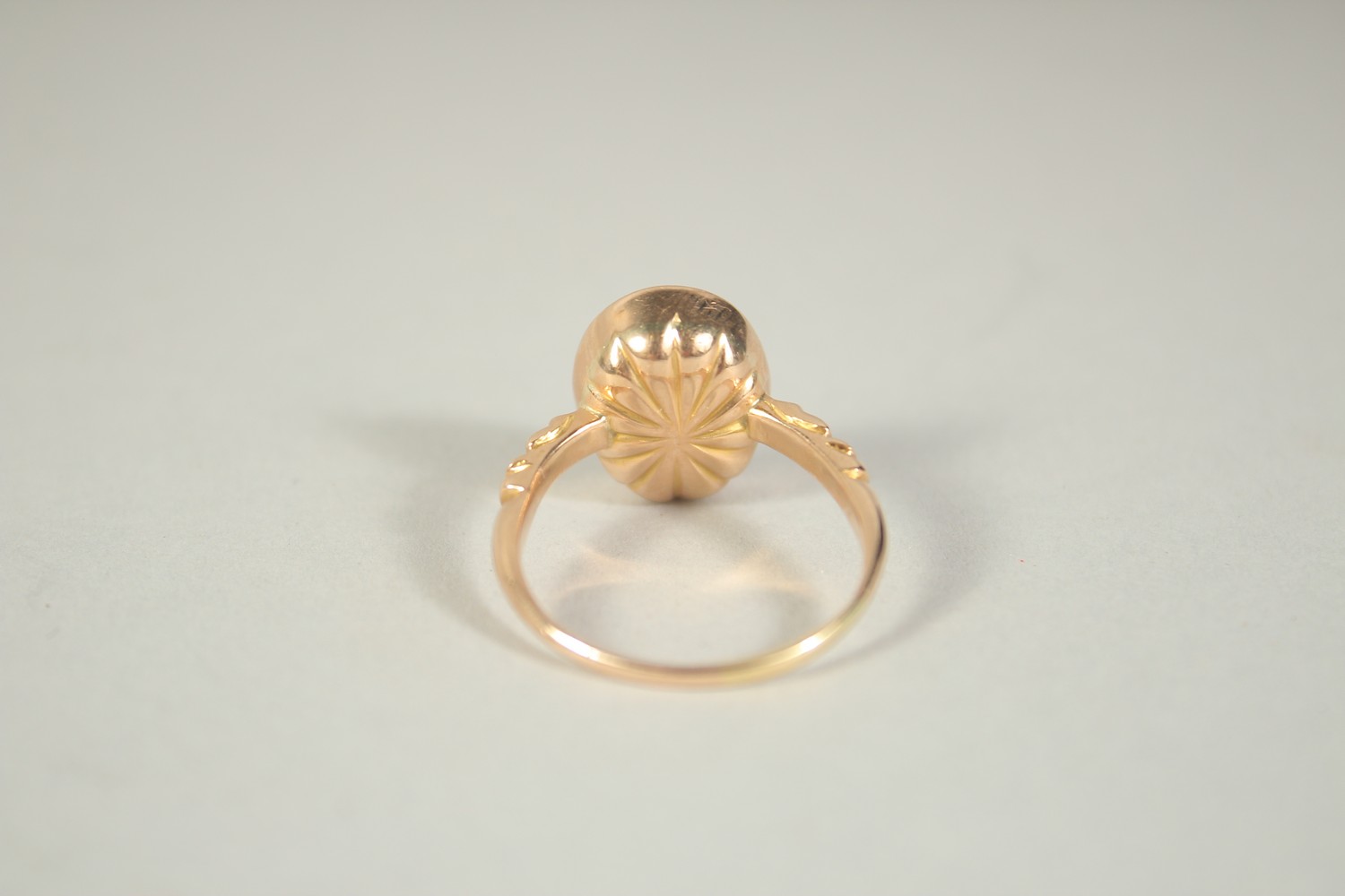 A SMALL GEORGIAN OVAL SEAL RING. Size O. - Image 4 of 4