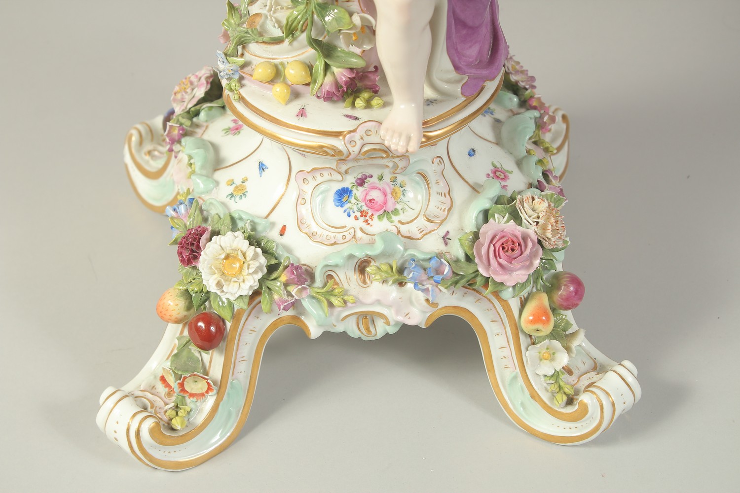 A SUPERB MEISSEN PORCELAIN CANDELABRA MUDEL VON ERNST, AUGUST LEUTERITZ.1862 -1885. The stem with - Image 3 of 4