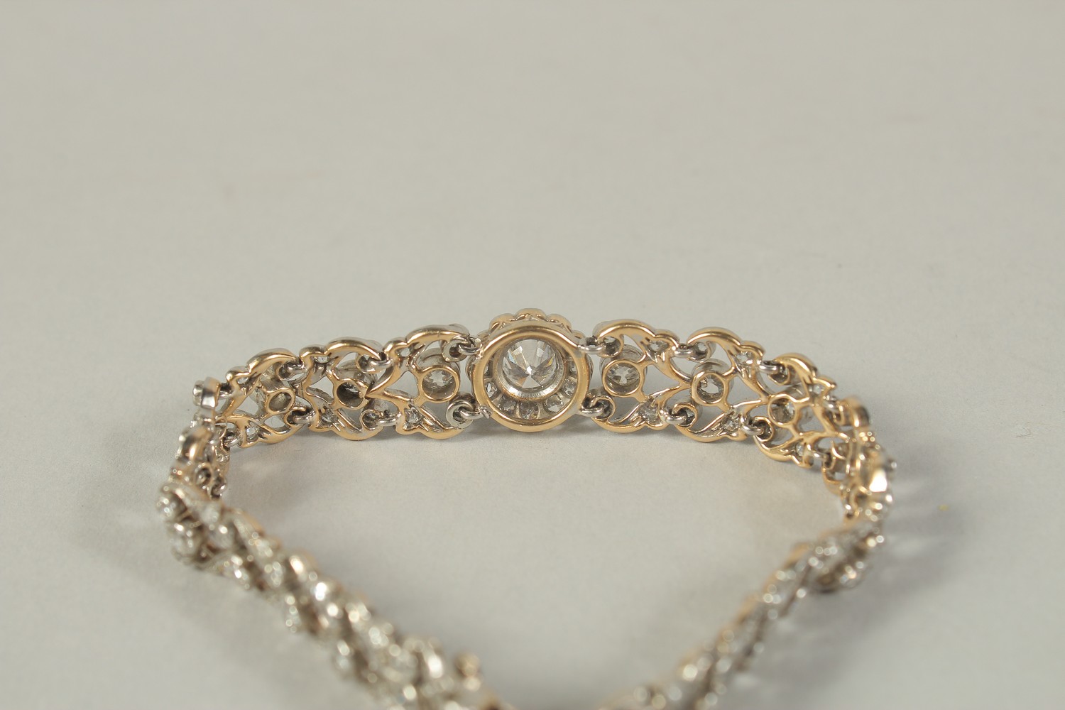 A SUPERB DIAMOND BRACELET set with approx. 7carats of diamonds, with a central stone as a cluster, - Image 3 of 5