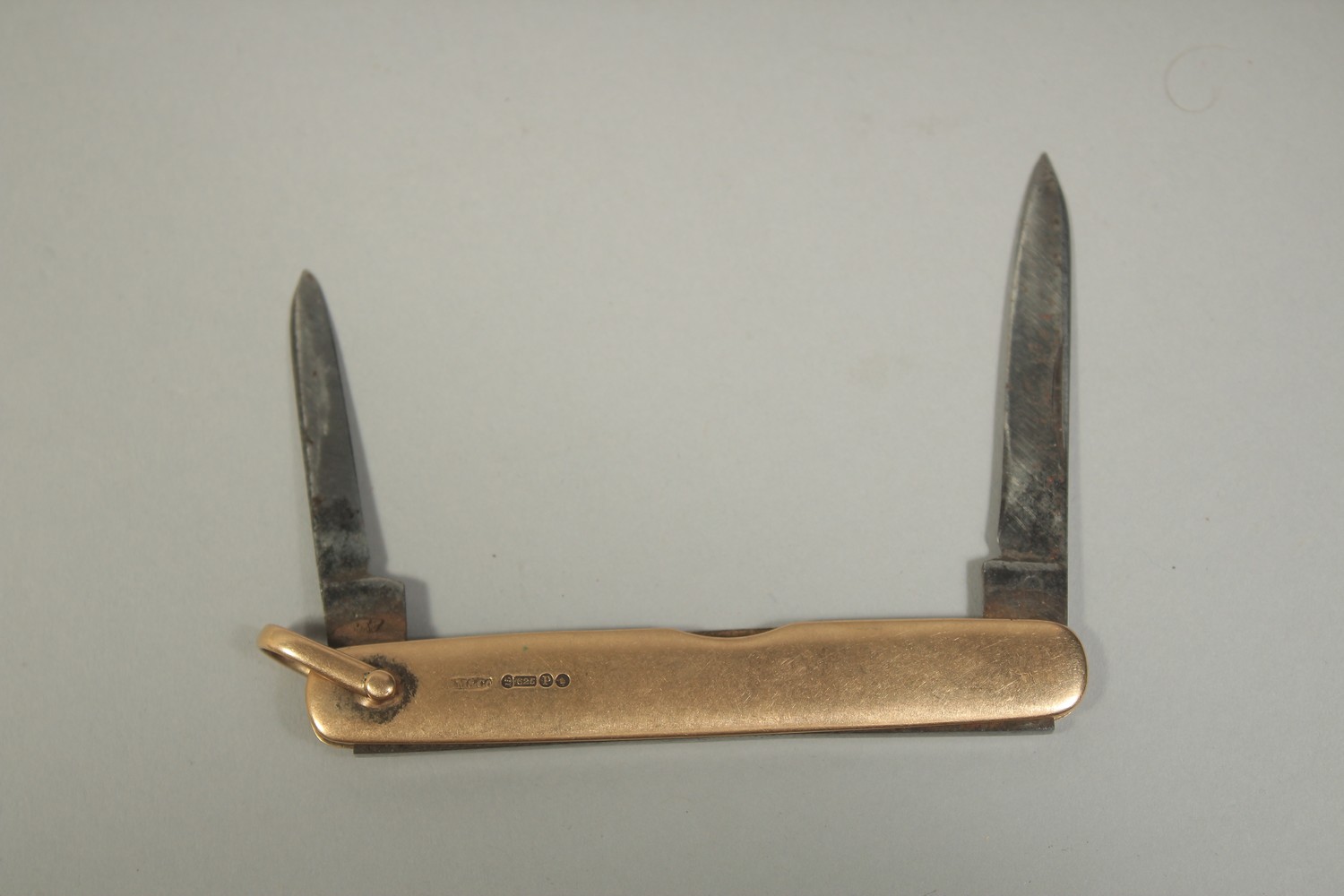 A 15CT GOLD POCKET KNIFE stamped: 15 & .625. Maker: S Morden & Co. 3ins long.