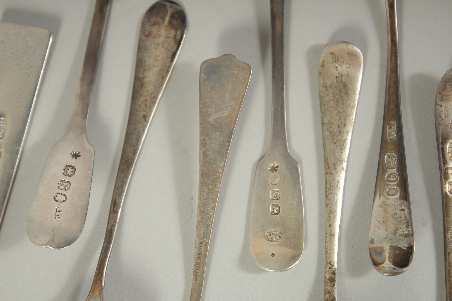 SIXTEEN VARIOUS SPOONS AND FORKS. Weight: 8ozs. - Image 6 of 8