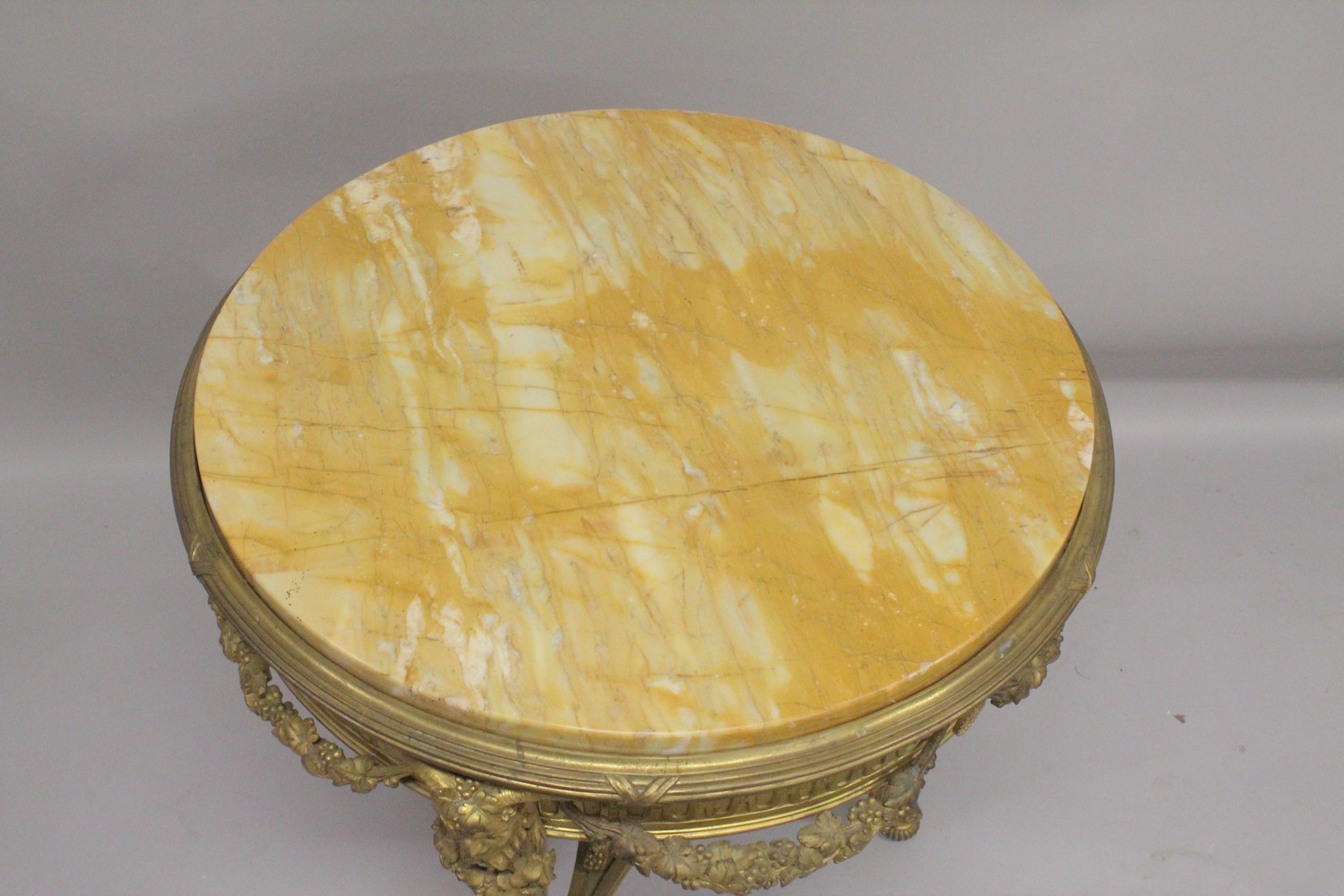 A GOOD EARLY / MID CENTURY CONTINENTAL ORMOLU AND MARBLE GUERIDON with a circular Giallo Siena - Bild 3 aus 4