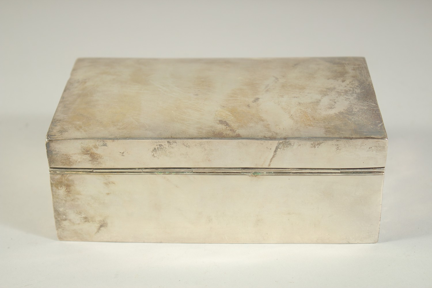 A PLAIN RECTANGULAR SILVER CIGARETTE BOX with cedarwood liner. 7ins long. London 1912 - Image 3 of 4