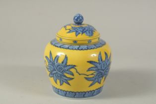 A CHINESE YELLOW GROUND BLUE AND WHITE PORCELAIN JAR AND COVER. 17cms high.