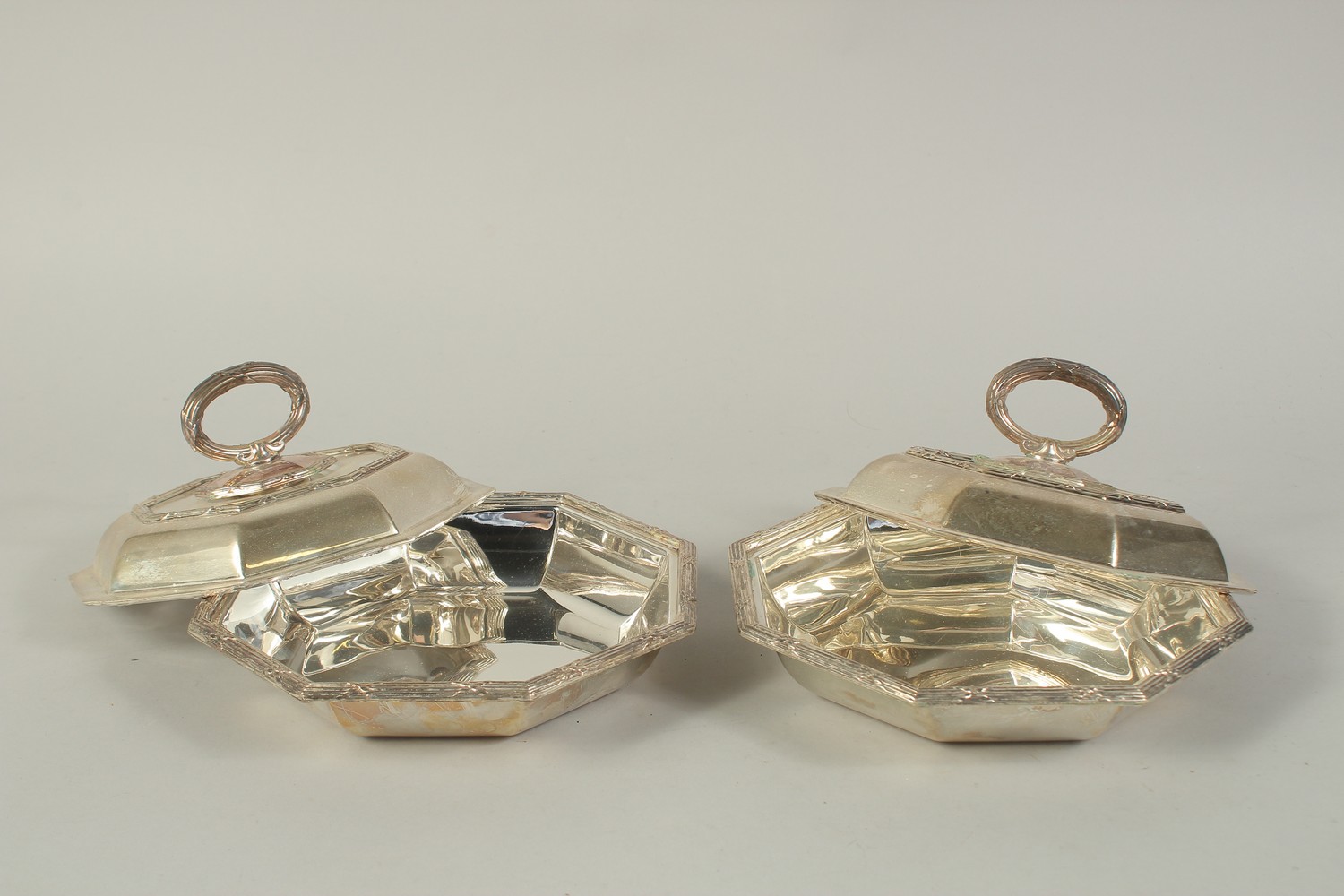 A PAIR OF OCTAGONAL ENTREE DISHES, COVER AND HANDLES. 8ins - Image 4 of 5