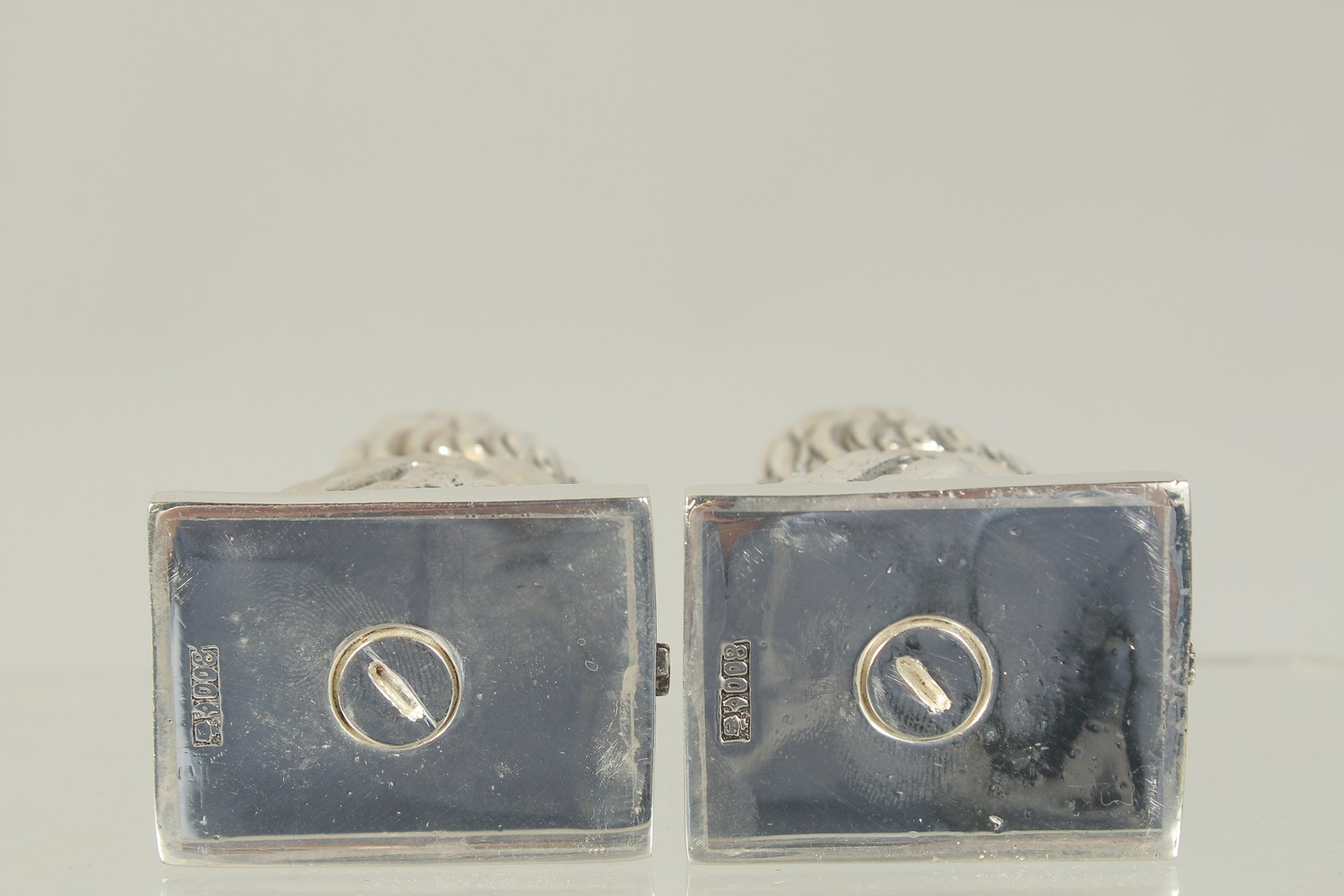 A PAIR OF SILVER PLATED ROYAL LIONS SALT AND PEPPERS. 3.25 - Image 3 of 3