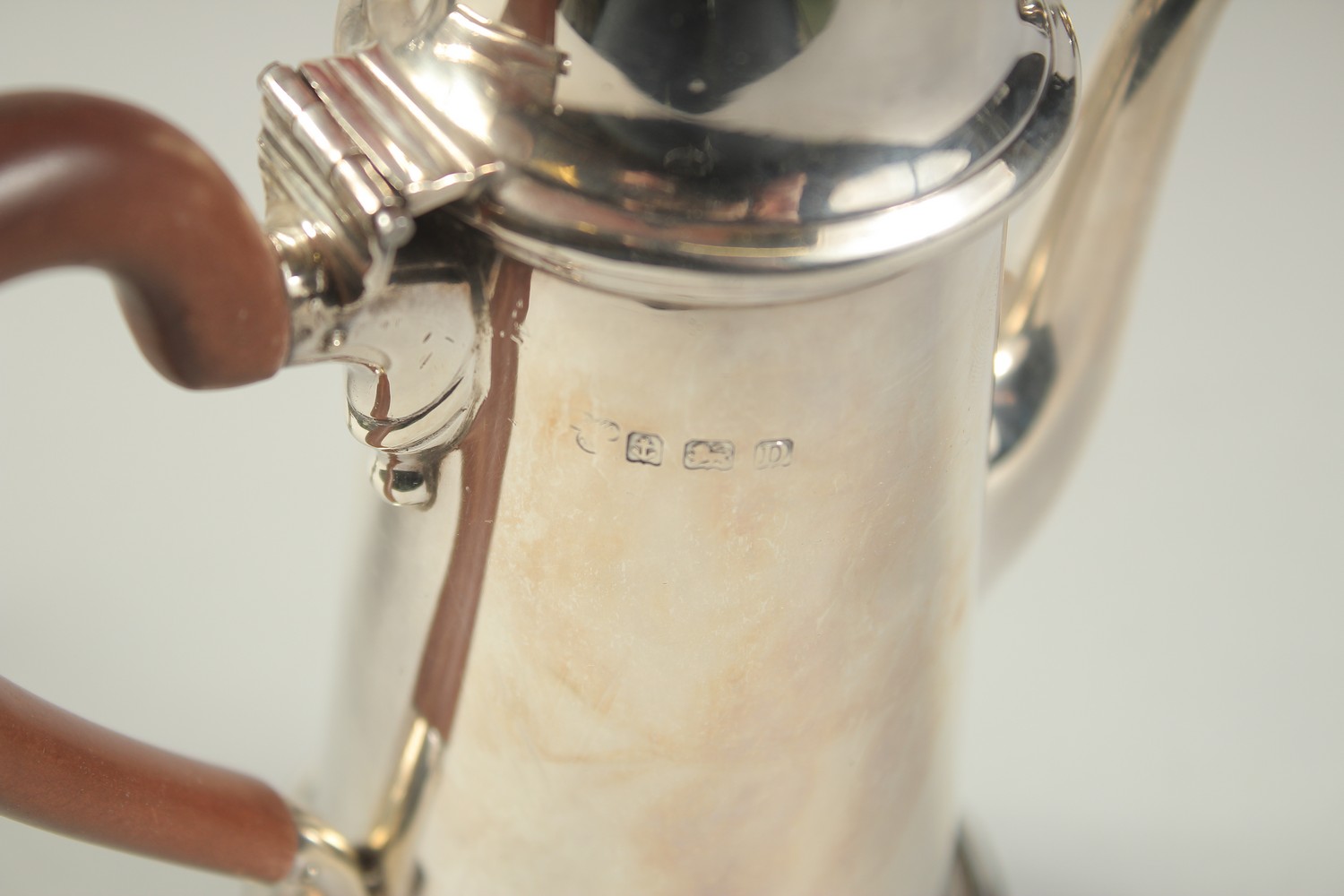 A GOOD PAIR OF GEORGIAN DESIGN TAPERING COFFEE POTS with wooden handles. Birmingham, 1928. Weight: - Image 3 of 4